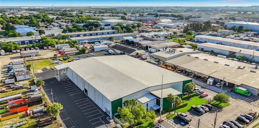 Immobilier commercial à Clearwater, Floride 4295.15 m2 № 2237327
