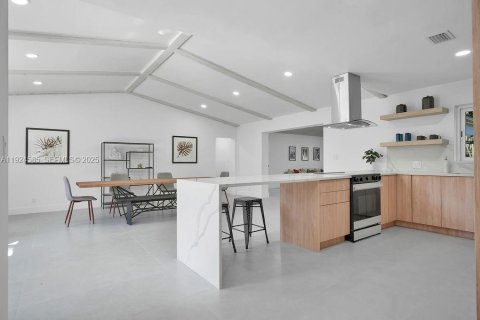 House in Wilton Manors, Florida 4 bedrooms, 208.1 sq.m. № 1984601 - photo 8