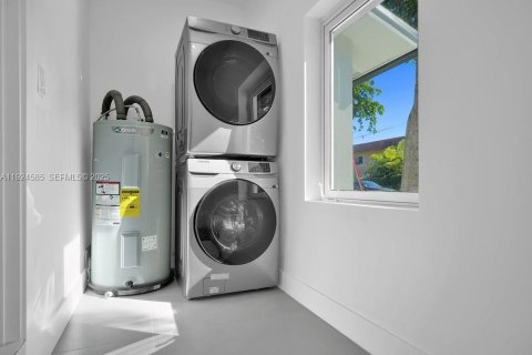 House in Wilton Manors, Florida 4 bedrooms, 208.1 sq.m. № 1984601 - photo 22