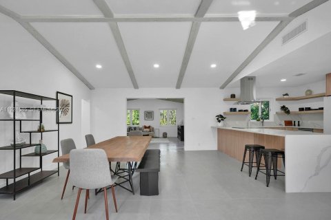 House in Wilton Manors, Florida 4 bedrooms, 208.1 sq.m. № 1984601 - photo 5