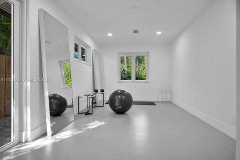 House in Wilton Manors, Florida 4 bedrooms, 208.1 sq.m. № 1984601 - photo 12