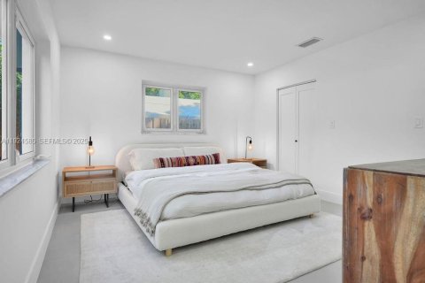 House in Wilton Manors, Florida 4 bedrooms, 208.1 sq.m. № 1984601 - photo 13