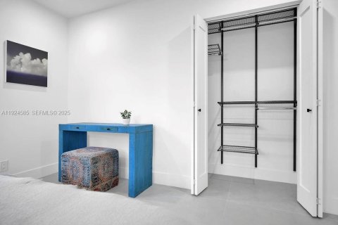 House in Wilton Manors, Florida 4 bedrooms, 208.1 sq.m. № 1984601 - photo 17