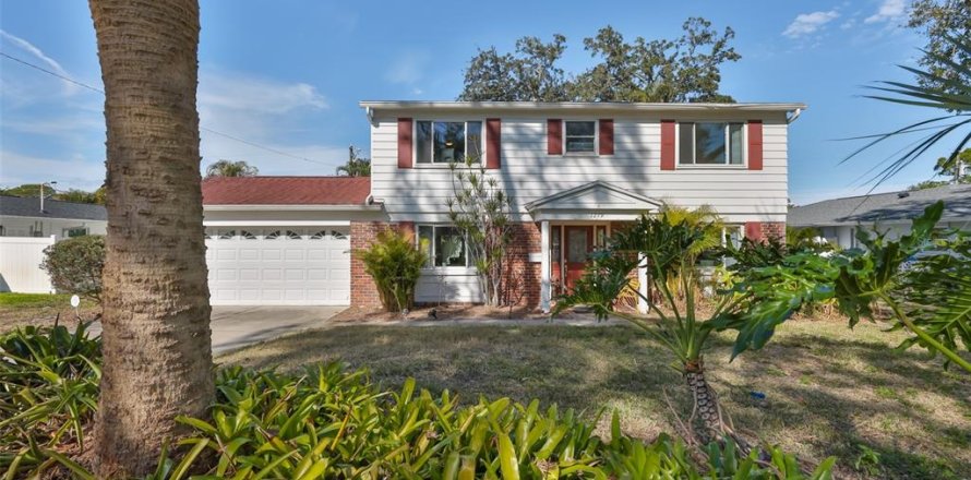 House in Saint Petersburg, Florida 3 bedrooms, 183.85 sq.m. № 2203880