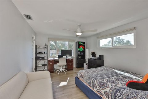 House in Saint Petersburg, Florida 3 bedrooms, 183.85 sq.m. № 2203880 - photo 24