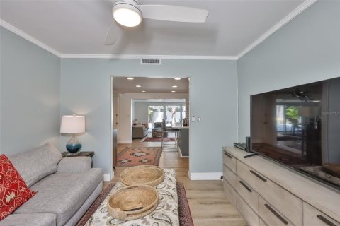 House in Saint Petersburg, Florida 3 bedrooms, 183.85 sq.m. № 2203880 - photo 11