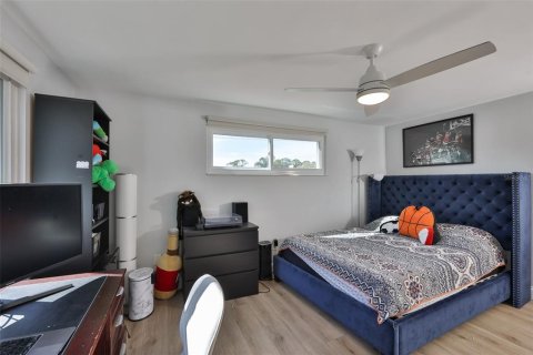House in Saint Petersburg, Florida 3 bedrooms, 183.85 sq.m. № 2203880 - photo 25