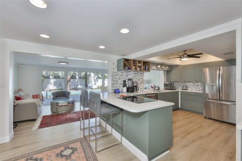 House in Saint Petersburg, Florida 3 bedrooms, 183.85 sq.m. № 2203880 - photo 17