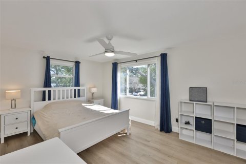 House in Saint Petersburg, Florida 3 bedrooms, 183.85 sq.m. № 2203880 - photo 28