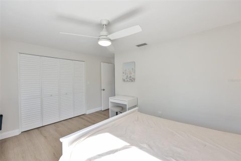 House in Saint Petersburg, Florida 3 bedrooms, 183.85 sq.m. № 2203880 - photo 30