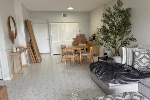Снять в аренду кондоминиум в Холливуд, Флорида 1 спальня, 78.41м2, № 2001784 - фото 2