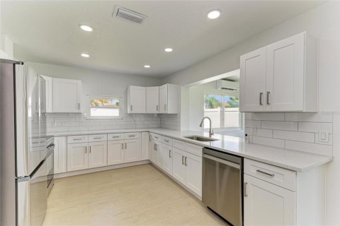 House in Palmetto, Florida 2 bedrooms, 149.67 sq.m. № 2101459 - photo 13