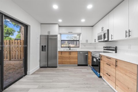 Condominio en venta en Miami, Florida, 2 dormitorios, 120.96 m2 № 2038058 - foto 1