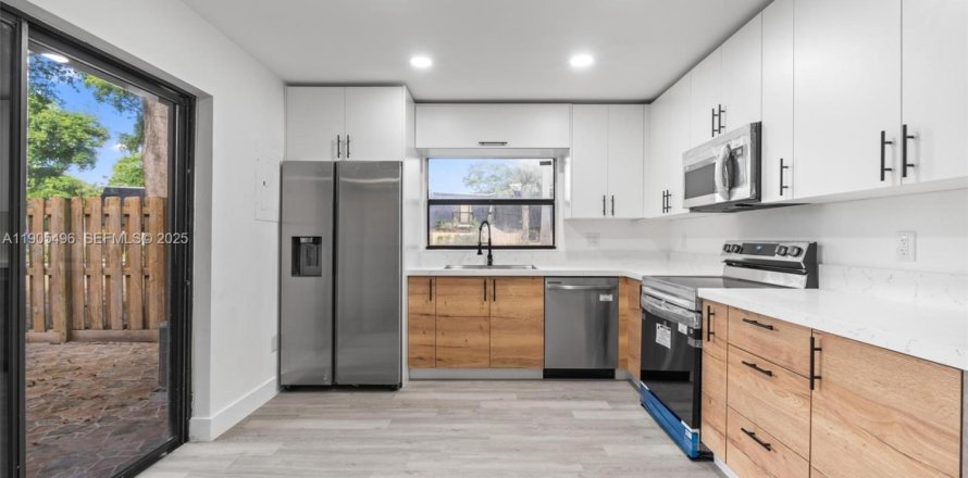 Condominio en Miami, Florida, 2 dormitorios  № 2038058