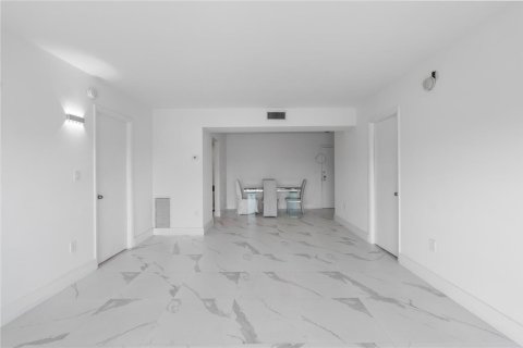 Condominio en venta en Lauderhill, Florida, 2 dormitorios, 90.3 m2 № 2245889 - foto 2