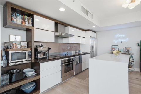 Condo in Miami Beach, Florida, 2 bedrooms  № 2041852 - photo 9