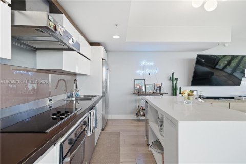 Condo in Miami Beach, Florida, 2 bedrooms  № 2041852 - photo 11