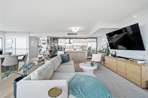 Condo in Miami Beach, Florida, 2 bedrooms  № 2041852 - photo 13