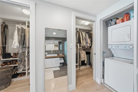 Condo in Miami Beach, Florida, 2 bedrooms  № 2041852 - photo 24