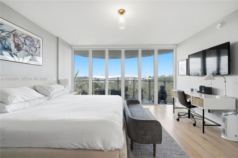 Condo in Miami Beach, Florida, 2 bedrooms  № 2041852 - photo 17