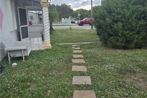 Immobilier commercial à louer à Miami Gardens, Floride: 4 chambres, 95.88 m2 № 1986198 - photo 3