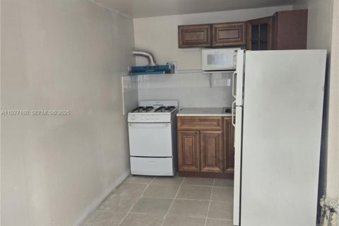 Immobilier commercial à louer à Miami Gardens, Floride: 4 chambres, 95.88 m2 № 1986198 - photo 9