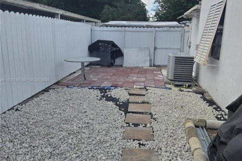 Immobilier commercial à Miami Gardens, Floride 4 chambres, 95.88 m2 № 1986198