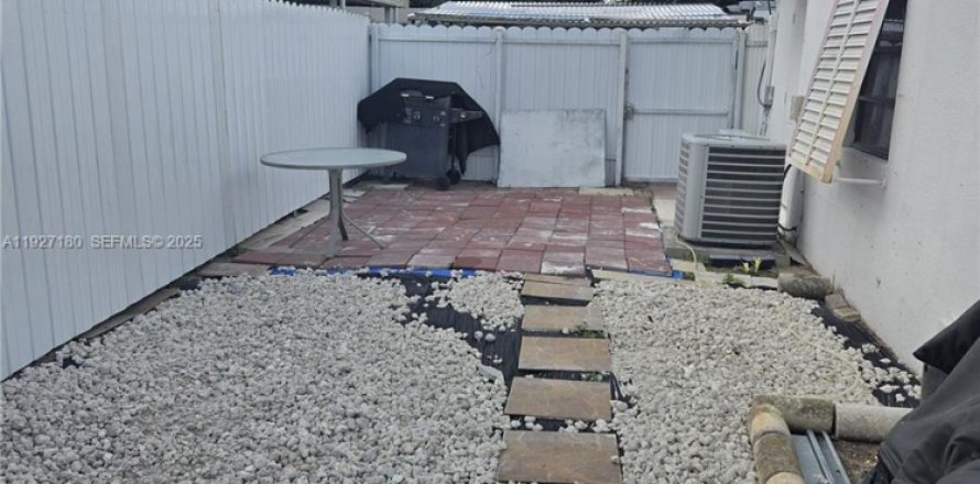 Immobilier commercial à Miami Gardens, Floride 4 chambres, 95.88 m2 № 1986198