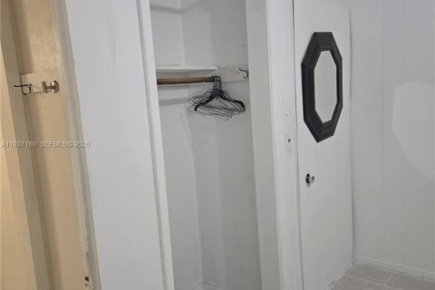 Immobilier commercial à louer à Miami Gardens, Floride: 4 chambres, 95.88 m2 № 1986198 - photo 7