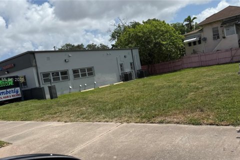 Propiedad comercial en venta en Miami, Florida № 1756385 - foto 1