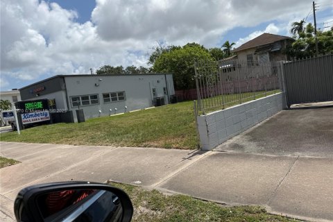 Propiedad comercial en venta en Miami, Florida № 1756385 - foto 2
