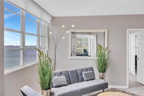 Condo in Miami, Florida, 2 bedrooms  № 1857052 - photo 5