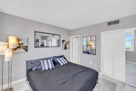 Condo in Miami, Florida, 2 bedrooms  № 1857052 - photo 16