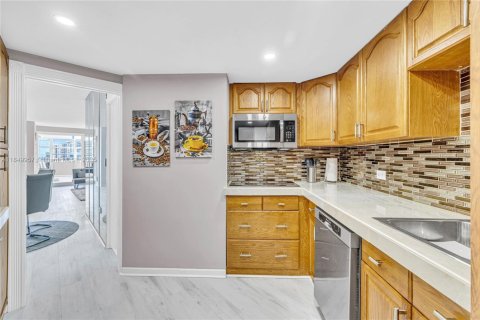 Condo in Miami, Florida, 2 bedrooms  № 1857052 - photo 14