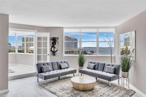 Condo in Miami, Florida, 2 bedrooms  № 1857052 - photo 3