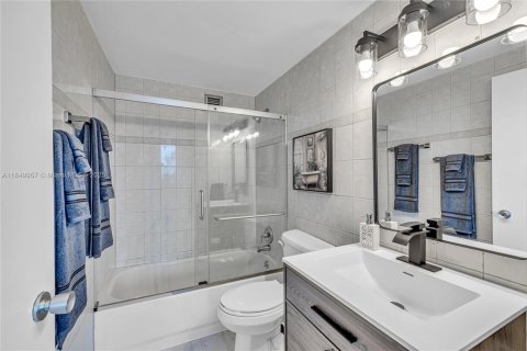 Condo in Miami, Florida, 2 bedrooms  № 1857052 - photo 19