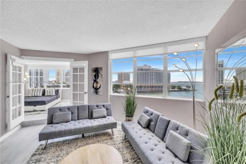 Condo in Miami, Florida, 2 bedrooms  № 1857052 - photo 6