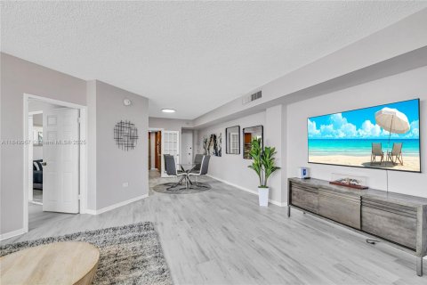 Condo in Miami, Florida, 2 bedrooms  № 1857052 - photo 15