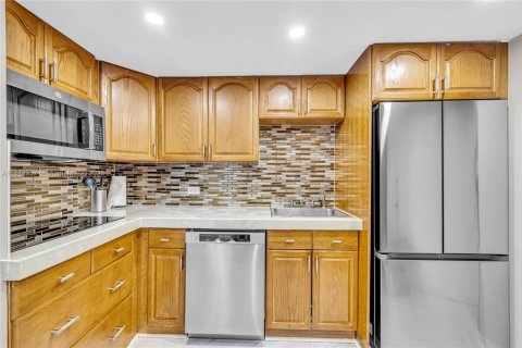 Condo in Miami, Florida, 2 bedrooms  № 1857052 - photo 12