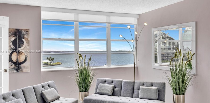 Condo in Miami, Florida, 2 bedrooms  № 1857052