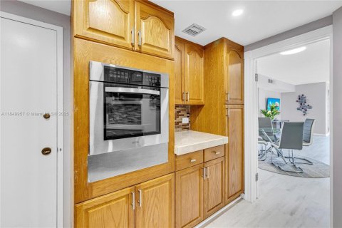 Condo in Miami, Florida, 2 bedrooms  № 1857052 - photo 13