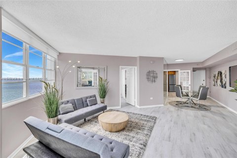 Condo in Miami, Florida, 2 bedrooms  № 1857052 - photo 4