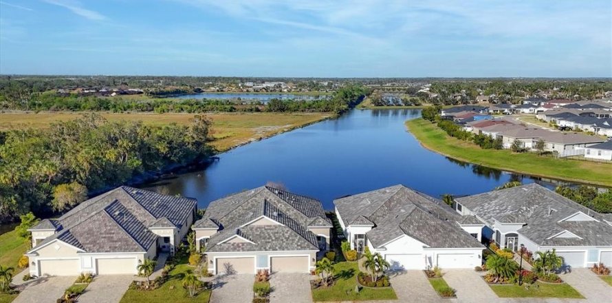 House in Sarasota, Florida 2 bedrooms, 146.69 sq.m. № 1549794