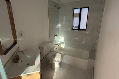 Casa en alquiler en Miami, Florida, 2 dormitorios, 83.61 m2 № 1978965 - foto 11
