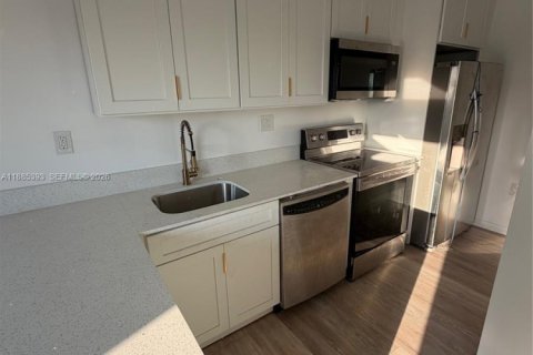 Casa en alquiler en Miami, Florida, 2 dormitorios, 83.61 m2 № 1978965 - foto 10