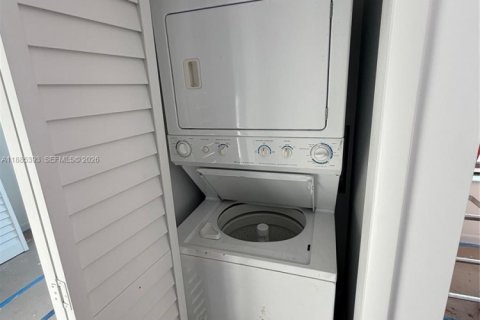 Casa en alquiler en Miami, Florida, 2 dormitorios, 83.61 m2 № 1978965 - foto 8