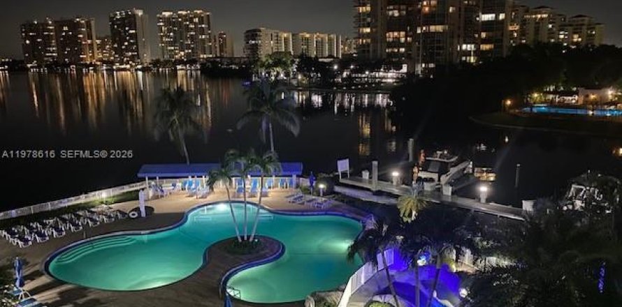 Condo à Aventura, Floride, 2 chambres № 2045214