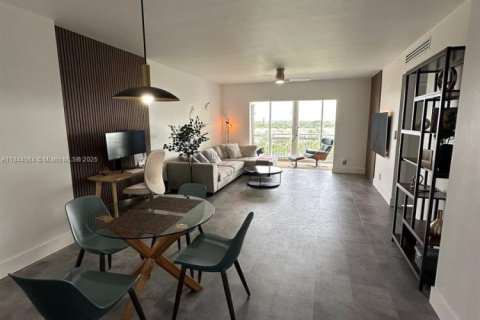 Condo in Hollywood, Florida, 1 bedroom  № 1839497 - photo 15