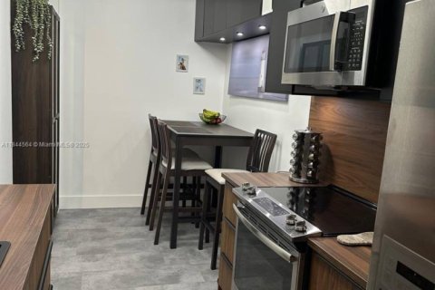 Condo in Hollywood, Florida, 1 bedroom  № 1839497 - photo 12