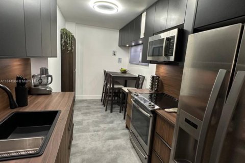 Condo in Hollywood, Florida, 1 bedroom  № 1839497 - photo 14